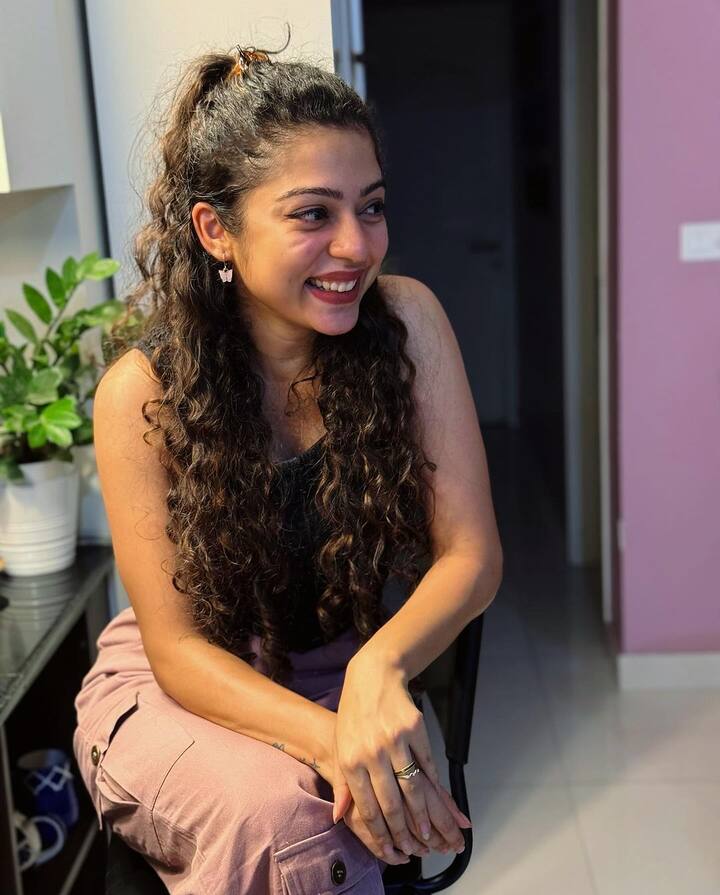 తాజాగా సందీప్ కిషన్ తో కలిసి 'ఊరు పేరు భైరవకోన' సినిమాలో నటించింది.Photo Credit: Varsha Bollamma/Instagram