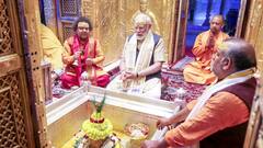 PM मोदी का 30 KM लंबा रोड शो, 34 जगहों पर पुष्पवर्षा, ढोल-नगाड़ों से स्वागत, गर्भगृह में पूजा, देखें तस्वीरें