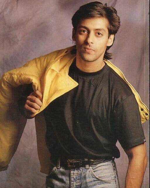 अगर आप इस एक्टर को नहीं पहचान पाए तो बता दें कि ये कोई और नहीं बल्कि बॉलीवुड के भाईजान सलमान खान हैं. एक्टर ने अपना करियर फिल्म बीवी हो तो ऐसी से शुरू किया था. लेकिन उनको असली पहचान फिल्म मैंने प्यार किया से मिली थी.