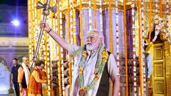 PM मोदी का 30 KM लंबा रोड शो, 34 जगहों पर पुष्पवर्षा, ढोल-नगाड़ों से स्वागत, गर्भगृह में पूजा, देखें तस्वीरें