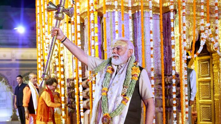 पीएम मोदी ने काशी विश्वनाथ मंदिर में पूजा के बाद बाहर त्रिशूल दिखाकर चुनावी बिगुल फूंका. जिसे देखकर कार्यकर्ताओं का जोश और उत्साह कई गुना बढ़ गया.