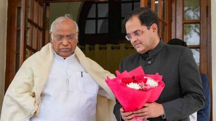 BJP MP Brijendra Singh joins the Congress Party in the presence of party president Mallikarjun Kharge MP Brijendra Singh: ட்விஸ்ட்! பா.ஜ.க.வில் இருந்து விலகி காங்கிரஸில் இணைந்த எம்.பி - என்ன நடந்தது?