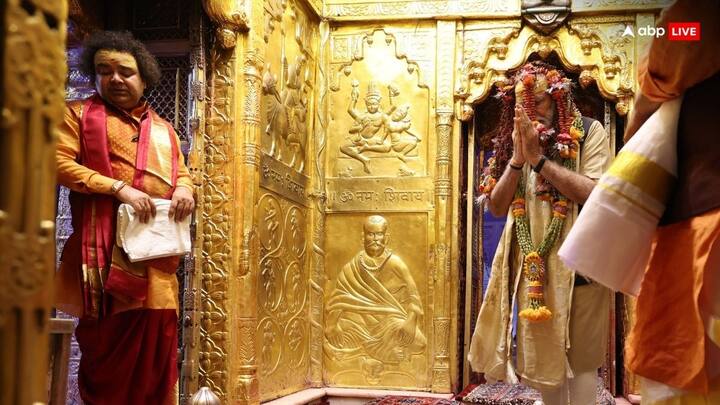 प्रधानमंत्री नरेंद्र मोदी रोड शो के बाद बाबा विश्वनाथ धाम पहुंचे. पीएम ने गर्भगृह में बाबा विश्वबनाथ का भव्य षोडशोपचार विधि से पूजन किया.