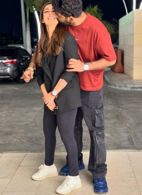 Nayanthara shares romantic photos with husband Vignesh Shivan from Saudi  Arabia trip see pics | Pics: सऊदी अरब में पति संग छुट्टियां मना रही हैं  नयनतारा, एक दूसरे संग लवी-डवी होते दिखे