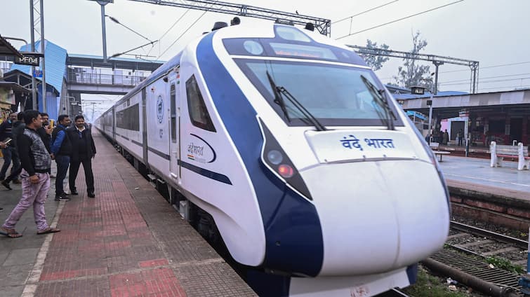 Gorakhpur Lucknow Vande Bharat Train go up to Prayagraj PM Modi Flag ANN Prayagraj Vande Bharat: गोरखपुर से प्रयागराज तक जाएंगी वंदे भारत ट्रेन, पीएम मोदी 12 मार्च को दिखाएंगे हरी झंडी