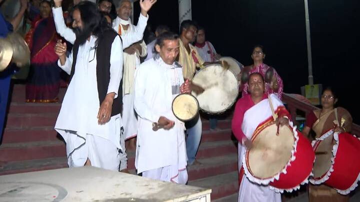 এই খবর প্রকাশ্যে আসতেই উদযাপনের ছবি দেখতে পাওয়া গেল ঠাকুরনগর, আহিরীটোলা ঘাট -সহ একাধিক জায়গায়।