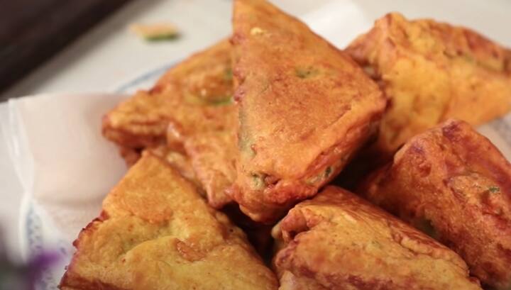 ஒரு கிண்ணத்தில், கடலை மாவு, மஞ்சள் தூள், உப்பு, மிளகாய் தூள், ஓமம் போடவும். இதில் சிறிது சிறிதாக தண்ணீர் ஊற்றி கலக்கவும். கரைத்த மாவு பஜ்ஜி மாவு பதத்திற்கு இருக்கவேண்டும். அடுத்து பன்னீரை கனமான துண்டாக வெட்டவும்.