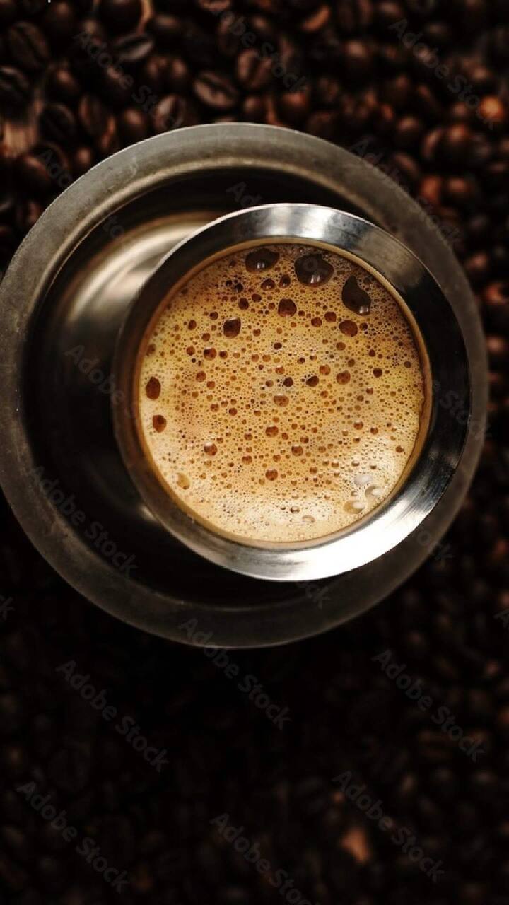 भारतीय फिल्टर कॉफीला वेगळे ठरवणारी गोष्ट म्हणजे कॉफी बीन्सचे विशिष्ट मिश्रण, विशेषत: दक्षिण भारतातील हिरवळीच्या मळ्यांतून मिळणाऱ्या अरेबिका आणि रोबस्टा प्रकारांचे मिश्रण.