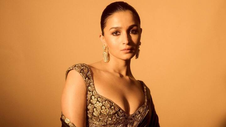 Aliaa Bhatt Photos : బాలీవుడ్ హీరోయిన్ ఆలియా భట్ ఓ సినీ అవార్డ్స్ ఫంక్షన్​లో పాల్గొంది. సంప్రదాయంగా కనిపించేలా చీరకట్టింది. కానీ అదే సమయంలో చాలా మోడ్రన్​గా కనిపించింది.