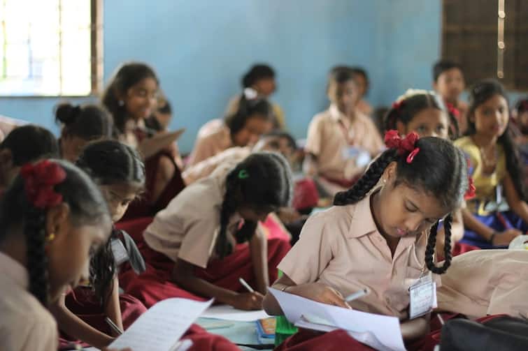Government schools Students Admission 1 lakh Students in 10 days Govt School Admission: அரசுப் பள்ளிகளுக்குப் படையெடுக்கும் மாணவர்கள்; 10 நாளில் 1 லட்சத்தை நெருங்கும் எண்ணிக்கை