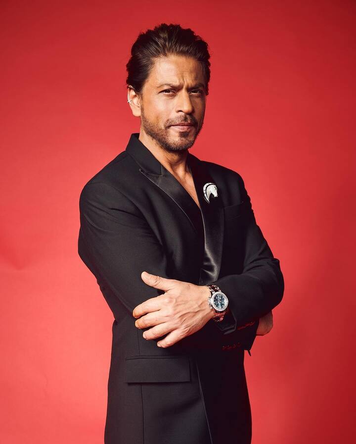 किंग खान ने छैया-छैया , छलिया, तूझे देखा तो ये जाना सनम जैसे गानों पर परफॉर्मेंस दे कर समां बांध दिया.