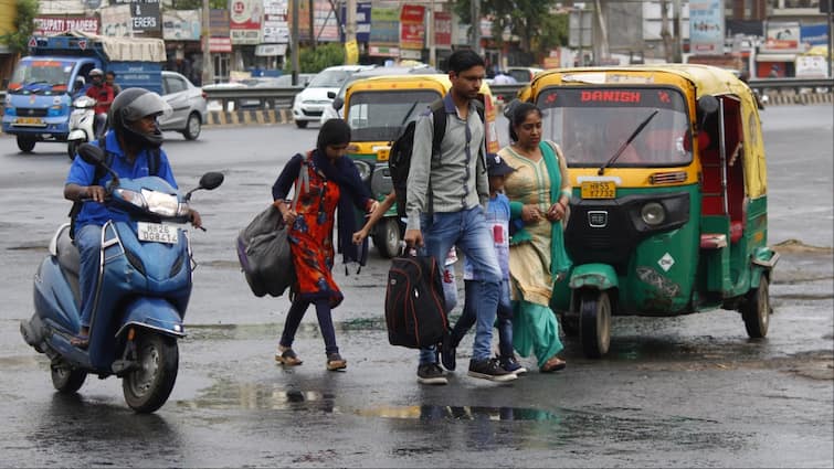 Weather Update Today 11 March Delhi imd forecast Rain alert Delhi NCR ka Mausam Delhi Weather Today: दिल्ली में 29 डिग्री सेल्सियस तक पहुंच सकता है अधिकतम तापमान, जानें एक सप्ताह तक कैसा रहेगा हाल?