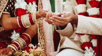 Love marriage: ਲਵ ਮੈਰਿਜ ਚ ਤੁਸੀਂ ਆਪਣੇ ਪਾਰਟਨਰ ਨੂੰ ਪਹਿਲਾਂ ਤੋਂ ਹੀ ਚੰਗੀ ਤਰ੍ਹਾਂ ਜਾਣਦੇ ਹੋ ਪਰ ਕਿਸੇ ਹੋਰ ਚੀਜ਼ ਦੀ ਤਰ੍ਹਾਂ ਇਸ ਚ ਵੀ ਕਈ ਨੁਕਸਾਨ ਹਨ।