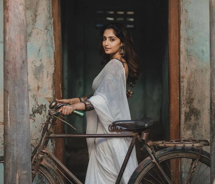 ட்ரிப் புகைப்படங்கள், போட்டோஷூட் புகைப்படங்கள் என அனைத்தையும் தனது இன்ஸ்டா பக்கத்தில் பதிவிட்டுவிடுவார்.