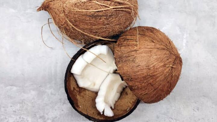 தேங்காயை கீற சிரமமாக இருந்தால், தேங்காய் தொட்டியை சிறிது நேரம் தீயில் வாட்டி பிறகு கீறினால் எளிதாக வந்துவிடும்.