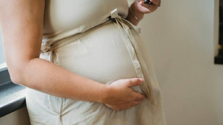 महिलांमध्ये लठ्ठपणाची समस्या मोठ्या प्रमाणात वाढली आहे. याचा गर्भधारणेवर कसा परिणाम होऊ शकतो याबद्दल अधिक माहिती आम्ही तुम्हाला सांगणार आहोत . चला तर मग जाणून घेऊया, याबद्दल तज्ज्ञांचं काय म्हणणं आहे.