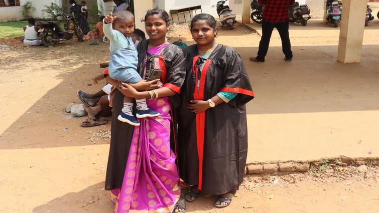 Thanjavur Kundavai Nachiyar Government Women's College Graduation Ceremony Students came with children in hand - TNN குந்தவை நாச்சியார் அரசினர் மகளிர் கல்லூரி பட்டமளிப்பு விழா; கையில் குழந்தைகளுடன் வந்த மாணவிகள்