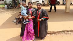 குந்தவை நாச்சியார் அரசினர் மகளிர் கல்லூரி பட்டமளிப்பு விழா; கையில் குழந்தைகளுடன் வந்த மாணவிகள்