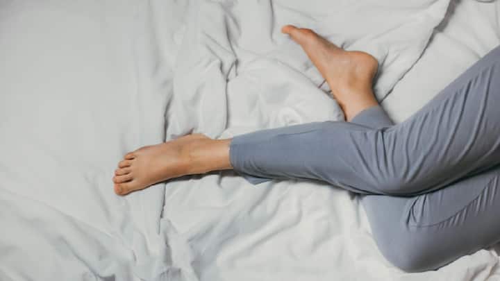 Leg Pain During Menstruation :  मासिक पाळीच्या आधी अनेकदा पाय दुखण्याच्या तक्रारी येतात.या दुखण्यापासून आराम मिळवण्यासाठी घरगुती उपायांचा अवलंब करावा.