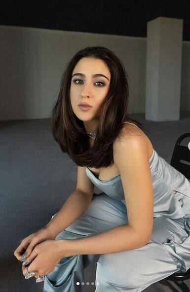 ਇਨ੍ਹਾਂ ਲੇਟੈਸਟ ਤਸਵੀਰਾਂ 'ਚ ਸਾਰਾ ਅਲੀ ਖਾਨ ਦੇ ਸ਼ਾਨਦਾਰ ਲੁੱਕ ਨੂੰ ਦੇਖ ਕੇ ਹਰ ਕੋਈ ਉਸ ਦੀ ਤਾਰੀਫ ਕਰਦਾ ਨਜ਼ਰ ਆ ਰਿਹਾ ਹੈ, ਵੇਖੋ ਤਸਵੀਰਾਂ।