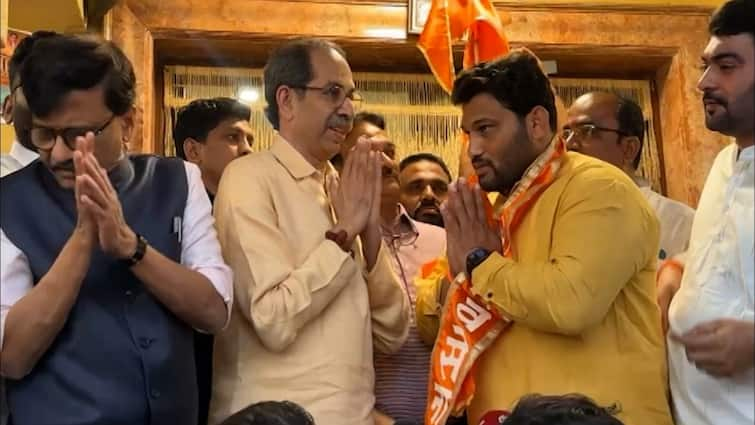 Uddhav Thackeray news double maharashtra kesari chandrahar patil joined shiv sena uddhav thackarey group today mahartashtra politics marathi news Uddhav Thackeray : अबकी बार 'चंद्रहार'! नामर्द पळून जातायत, मर्द पक्षात येतायत; डबल महाराष्ट्र केसरीच्या प्रवेशावर ठाकरेंनी दंड थोपटले