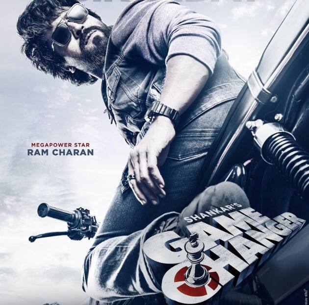 गेम चेंजर- राम चरण और कियारा आडवाणी की फिल्म 'गेम चेंजर' का भी पिछले लंबे समय से चर्चा में है. बता दें कि ये एक राजनीतिक थ्रिलर फिल्म होगी, जो इस साल दशहरा के खास मौके पर रिलीज हो सकती है.