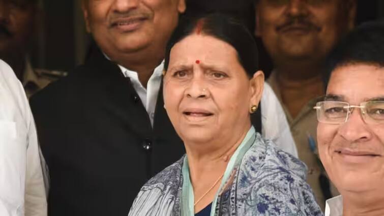 Bihar MLC Elections 2024 Former Bihar CM RJD Rabri Devi Files Nomination Lalu Prasad Yadav Bihar MLC Elections 2024: राबड़ी देवी ने MLC चुनाव के लिए किया नामांकन, लालू यादव ने दिखाया विक्ट्री साइन