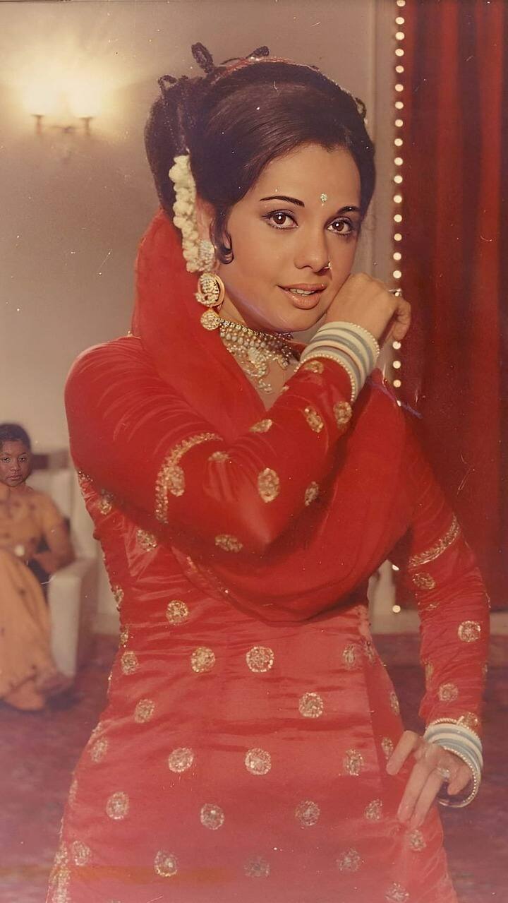 हिंदी सिनेमा में कई ऐसी लव स्टोरीज हैं जो फैंस के दिलों में आज भी बसी हुई हैं. इनमें से कुछ मुकम्मल हुई तो कुछ का अंत बुरा रहा. आज हम आपको गुजरे जमाने की खूबसूरत एक्ट्रेस मुमताज की लव लाइफ से रूबरू करवाने जा रहे हैं. जिनको एक सुपरस्टार से प्यार तो हुआ. लेकिन जब शादी की बात आई तो एक्ट्रेस ने मना कर दिया. जानिए क्या है पूरा किस्सा.....