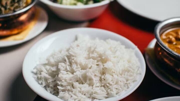 அரிசி வெள்ளையாகவும் உதிரியாகவும் வர அரிசியை ஊற வைக்கும் போது ஐஸ்கட்டிகள் சேர்த்து ஊற வையுங்கள்.