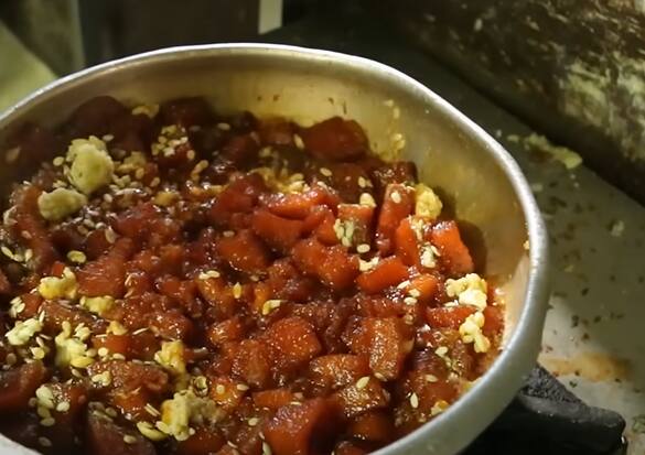 அடுத்து ஒரு பாத்திரத்தில் தண்ணீர் மற்றும் சர்க்கரை சேர்த்து பாகாக காய்ச்சி கொள்ளவும் ஊறிய பிரட் துண்டுகளை சர்க்கரை பாகில் சேர்த்து கிளறவும்.