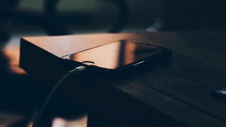 Should You Charge Your Phone Overnight What are the Effects Tech Tips: সারারাত ফোন চার্জে বসিয়ে রাখেন? জানেন অজান্তেই ডিভাইসের কী কী ক্ষতি করছেন?