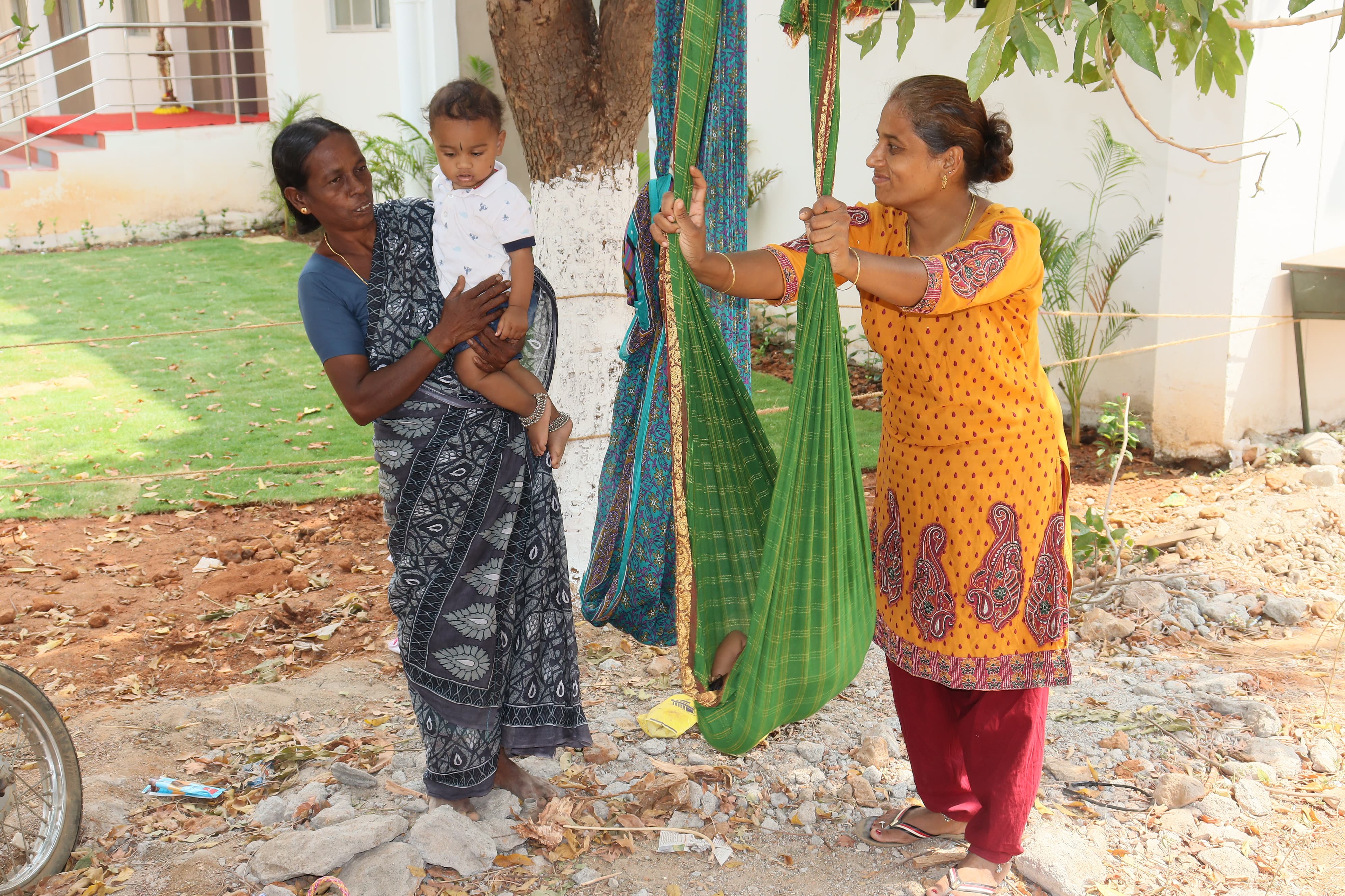 குந்தவை நாச்சியார் அரசினர் மகளிர் கல்லூரி பட்டமளிப்பு விழா; கையில் குழந்தைகளுடன் வந்த மாணவிகள்