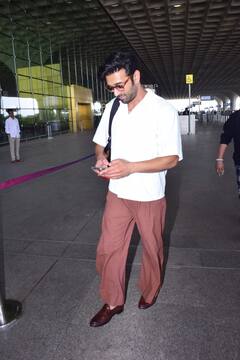 Pulkit Samrat Pics: शादी के लिए रवाना हुए पुलकित सम्राट, एयरपोर्ट पर कूल लुक में दिखे कृति खरबंदा के होने वाले दूल्हे राजा