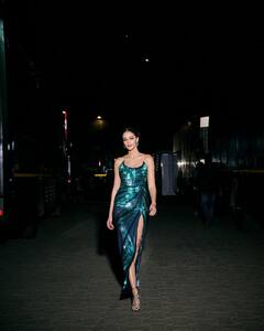 Ananya Panday Photos : விருது விழாவில் மினுமினுக்கும் உடை அணிந்து அசத்திய அனன்யா பாண்டே!