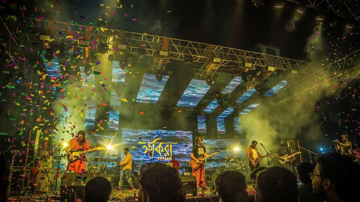 'আমাকে ভগবান অনেক কিছু দিয়েছেন। তাঁর আশীর্বাদে একটা অসাধারণ দল আমি পেয়েছি। তাঁদের সবাইকে আমার শত কোটি প্রণাম। ওঁরা না থাকলে আমি কিচ্ছু না।'