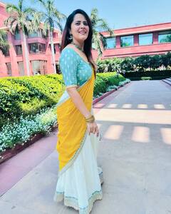 Anasuya Bharadwaj : హల్దీ ఫంక్షన్​లో అనసూయ.. హాఫ్ శారీలో అదిరిందిగా