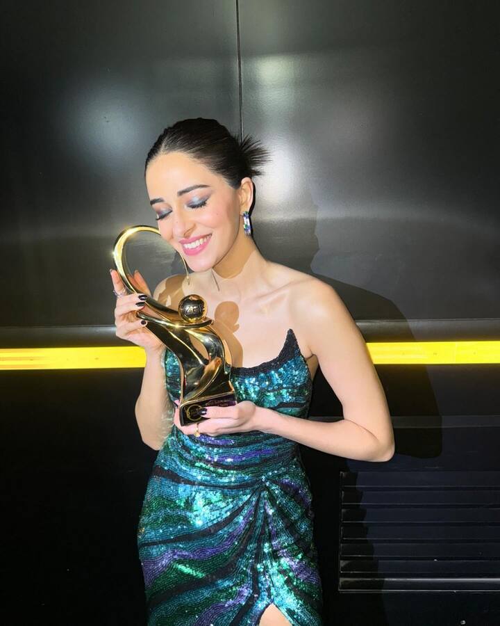 இந்நிலையில் கோ கயே ஹம் கஹான் படத்திற்காக பர்ஃபாமர் ஆஃப் தி இயர் விருதை வாங்கியுள்ளார்.