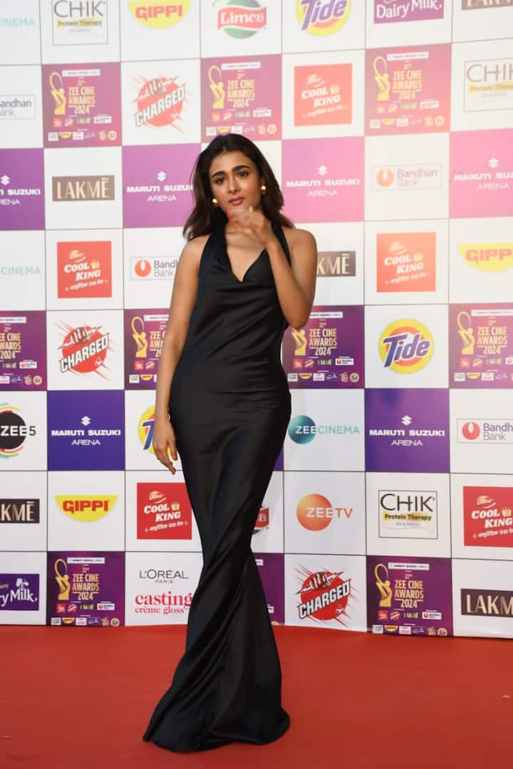 ఇటీవల ముంబైలో జీ సినీ అవార్డ్స్ ప్రోగ్రాం జరిగింది. ఆ వేడుకలకు అర్జున్ రెడ్డి ఫేమ్ షాలినీ పాండే ఈ లుక్కులో అటెండ్ అయ్యారు. లాంగ్ బ్లాక్ గౌనులో ఆమె సందడి చేశారు. అర్జున్ రెడ్డితో కంపేర్ చేస్తే బాగా సన్నబడినట్లు అర్థం అవుతోంది. (Image Courtesy: Manav Manglani)