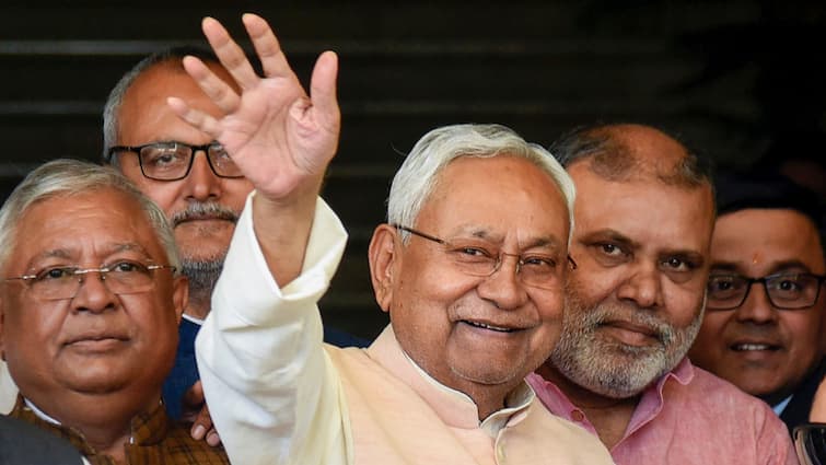 Bihar Chief Minister Nitish Kumar reached Patna After met pm modi Bihar News: पीएम मोदी से मुलाकात के बाद पटना पहुंचे सीएम नीतीश, राजनीतिक गलियारों में हलचल तेज