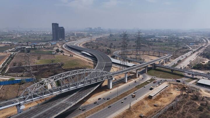 Dwarka Expressway: प्रधानमंत्री नरेंद्र मोदी ने आज देशवासियों को द्वारका एक्सप्रेस का तोहफा दिया. पीएम ने इस एक्सप्रेस-वे के हरियाणा खंड का उद्घाटन 11 मार्च 2024 को दिन में 12 बजे किया.