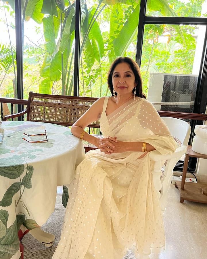 नीना गुप्ता - इस लिस्ट का सबसे पहला नाम 80s के दशक से लेकर भी तक दर्शकों का मनोरंजन कर रही दिग्गज एक्ट्रेस नीना गुप्ता का है. एक्ट्रेस अपने करियर के शुरुआती दौर में ही वेस्ट इंडीज के क्रिकेटर विवियन रिचर्ड कैरिबियन को दिल दै बैठी थी.