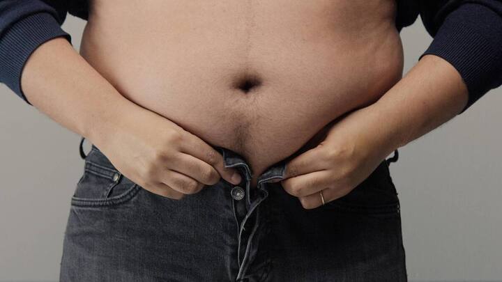 डायबिटीज: डायबिटीज की बीमारी में भी शरीर में इंसुलिन की कमी आपके शरीर को मोटा और फैट या चर्बी को बढ़ावा दे सकती है. खासकर पेट की आसपास वाले एरिया में यह चर्बी काफी ज्यादा मात्रा में बढ़ती है.