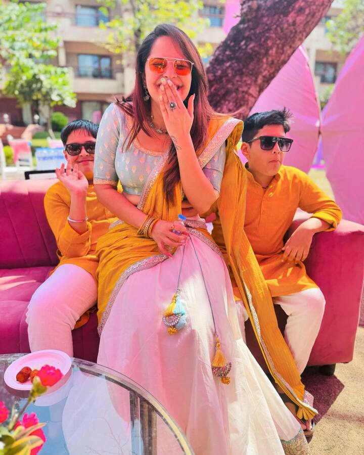 కుటుంబంతో కలిసి ఈ వేడుకలకు హాజరైన అనసూయ.. వారితో కలిసి క్యూట్ క్యూట్ ఫోజులిచ్చింది. పిల్లలపై కూర్చోని ఫోటోలు దిగింది.(Images Source : Instagram/itsme_anasuya)