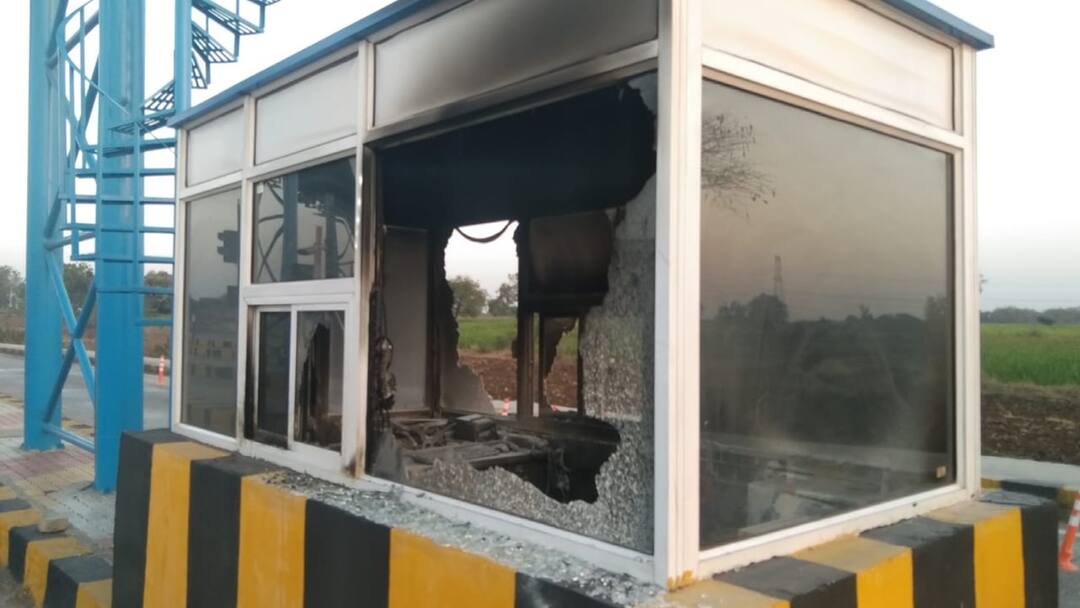 Jalgaon Crime News Jalgaon Dhule highway toll booth was set on fire by unknown persons marathi news Jalgaon Crime News : जळगाव-धुळे महामार्गावरील टोल नाका अज्ञातांनी पेटवून दिला; घटनास्थळी पोलीस दाखल