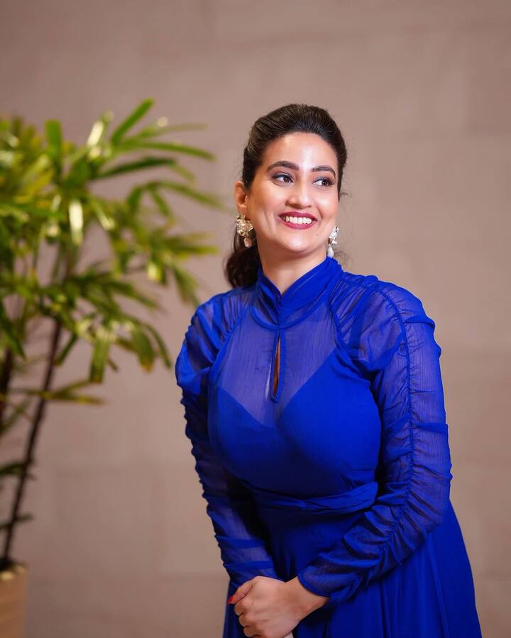 ‘రాఖీ’ మూవీతో ఇండస్ట్రీలోకి ఎంట్రీ ఇచ్చింది యాంకర్ మంజుష. అందులో ఆమె ఎన్టీఆర్ చెల్లెలుగా నటించింది. ఆమె నటనకు విమర్శకుల ప్రశంసలు కూడా తక్కాయి. కానీ, ఎందుకో ఆమె మళ్లీ సినిమాల్లో నటించలేదు. అయితే, ఇండస్ట్రీకి మాత్రం దూరం కాలేదు. ప్రస్తుతం మంజుష పలు మూవీ ఈవెంట్స్‌కు యాంకర్‌గా వ్యవహరిస్తోంది. అప్పుడప్పుడు సోషల్ మీడియాలో ఫొటోలను పోస్ట్ చేస్తూ కుర్రాళ్లను పిచ్చెక్కిస్తోంది. మంజుష తాజాగా పోస్ట్ చేసిన ఫొటోలు చూస్తే ఔరా అనకుండా ఉండలేరు. (Image Credit: Anchor Manjusha/Instagram)