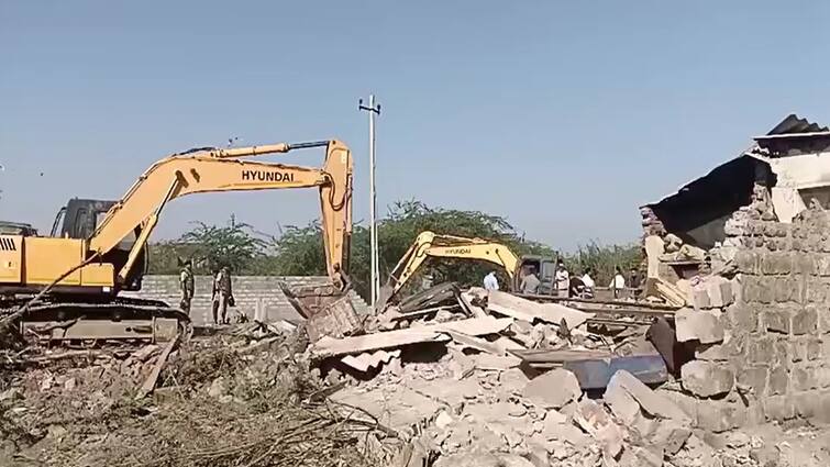 Dwarka Demolition News: against Bulldozer run action on the illegal construction near the railway station and others places, local news Demolition: કચ્છ બાદ દ્વારકામાં પણ ચાલ્યુ 'દાદાનું બૂલડૉઝર', રેલવેની જમીન પરથી દુર કરાયા ગેરકાયદે બાંધકામો