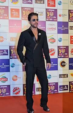 Zee Cine Award 2024: ब्लैक सूट में शाहरुख खान का दिखा स्टाइलिश अंदाज, किंग खान की परफॉर्मेंस पर फिदा हुई ऑडियंस