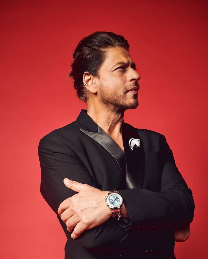 शाहरुख खान ने जी सिने आवॉर्ड के लिए ऑल ब्लैक आउटफिट को चुना, जिसमें उनका काफी डैशिंग अंदाज देखने को मिला.