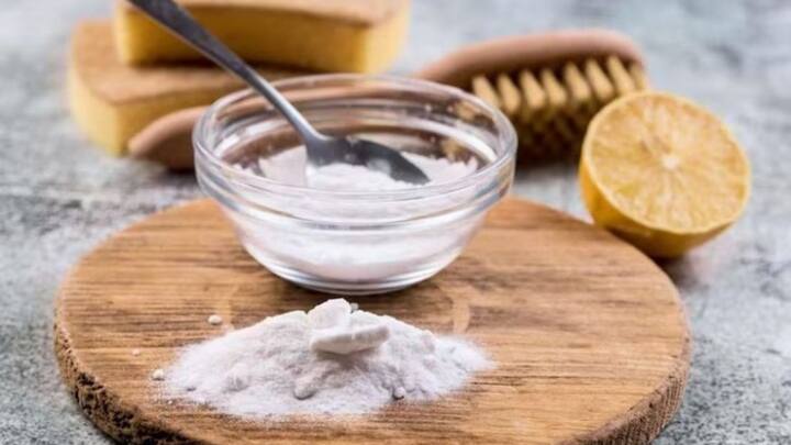 খুশকির সমস্যা দূর করার জন্য ব্যবহার করতে পারেন বেকিং সোডাও। কীভাবে এই উপকরণ খুশকির সমস্যা দূর করে, দেখে নেওয়া যাক।