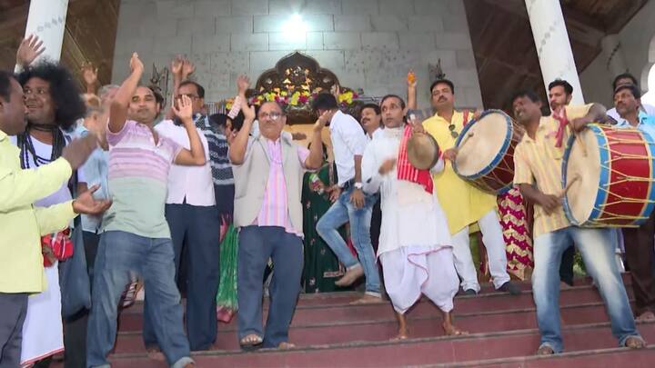 ঢাক, ঢোল, নানা বাদ্য যন্ত্র নিয়ে আনন্দে মেতে উঠেছেন বিজেপির কর্মী সমর্থক-সহ আরও অনেকেই।